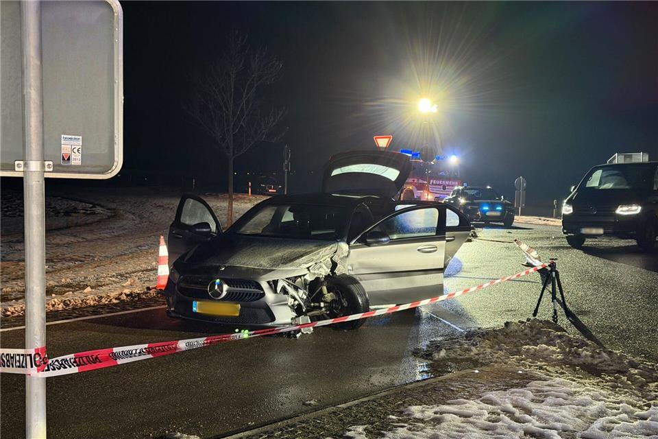 Die beiden Verdächtigen wurden laut Polizei bei dem Unfall in dem Fluchtauto eingeklemmt und leicht verletzt. NEWS5 / Felix Besold/NEWS5 /dpa