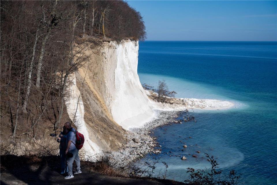 Die beiden Wanderer blieben im Kreideschlamm am Strand unterhalb der Felsen stecken. (Symbolbild)Stefan Sauer/dpa