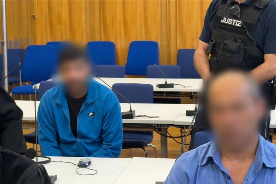 Tödliche Tritte gegen Lkw-Fahrer - Haft für zwei Kollegen  Die beiden angeklagten Lastwagenfahrer stritten sich mit dem späteren Opfer über den Ukraine-Krieg. (Archivbild) Martin Oversohl/dpa