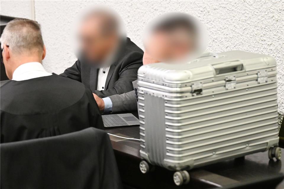 Die beiden angeklagten ehemaligen Investoren des Schwabenlandtowers im Gerichtssaal des Landgerichts Stuttgart.Franziska Kraufmann/dpa