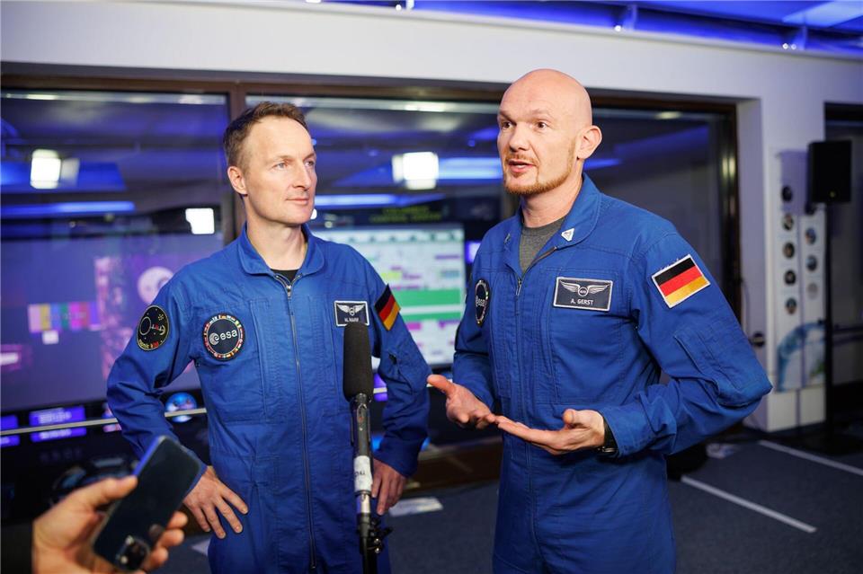 Die beiden deutschen Esa-Astronauten Alexander Gerst und Matthias Maurer (links) hatten mehrfach betont, gern zum Mond fliegen zu wollen. (Archivbild)Matthias Balk/dpa