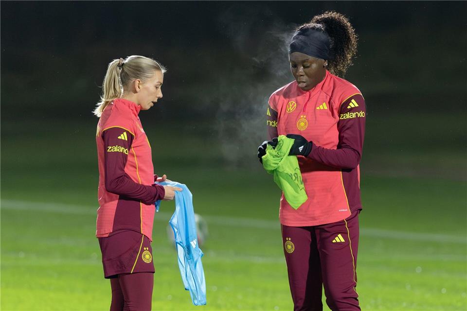 Die beiden deutschen Nationalspielerinnen Elisa Senß (l) und Nicole Anyomi verlassen Eintracht Frankfurt. (Archivbild)Jürgen Kessler/dpa