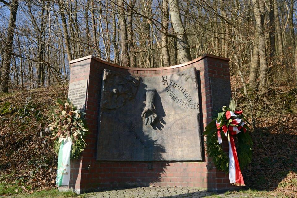 Die beiden gestohlenen Gedenktafeln befanden sich links und rechts der zentralen Tafel des Mahnmals. (Archivbild)picture alliance / dpa