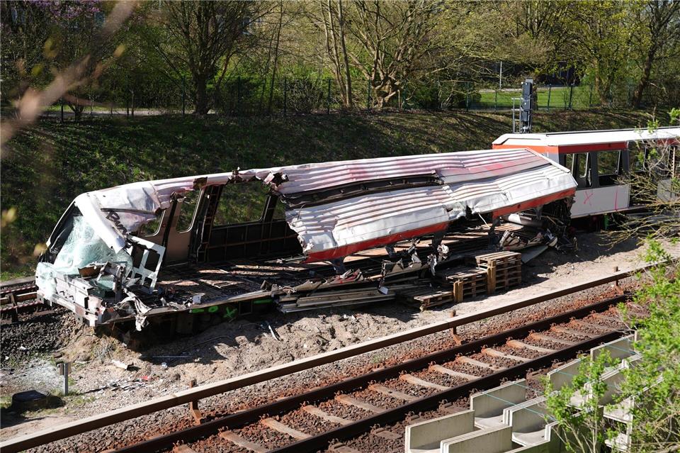 Die beiden noch fahrfähigen Wagen sollen Anfang Juli abtransportiert werden.Marcus Brandt/dpa