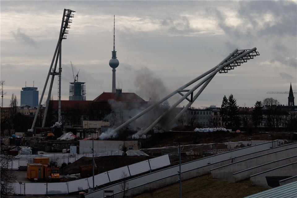 Die beiden östlichen Flutlichtmasten wurden gesprengt. Carsten Koall/dpa
