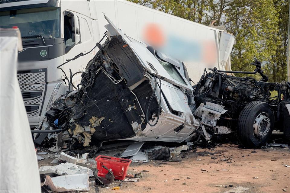 Die beiden verunfallten Lastwagen müssen geborgen werden. Solange ist nur der linke Fahrstreifen befahrbar. Tizian Gerbing/dpa