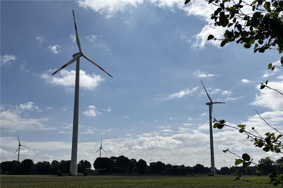 Die beiden vorderen Anlagen sollen ersetzt werden durch ein modernes Windrad.