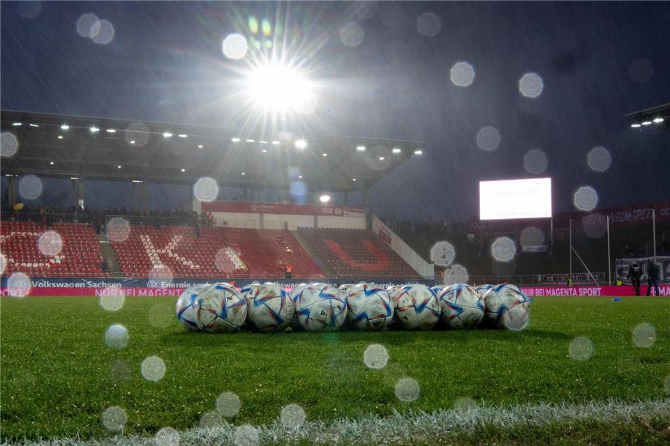 Die beiden westsächsischen Vereine FSV Zwickau und FC Erzgebirge Aue treffen am Pfingstsamstag im Finalspiel des Sachsenpokals in der Zwickauer GGZ-Arena aufeinander. (Archivbild)Hendrik Schmidt/dpa/ZB