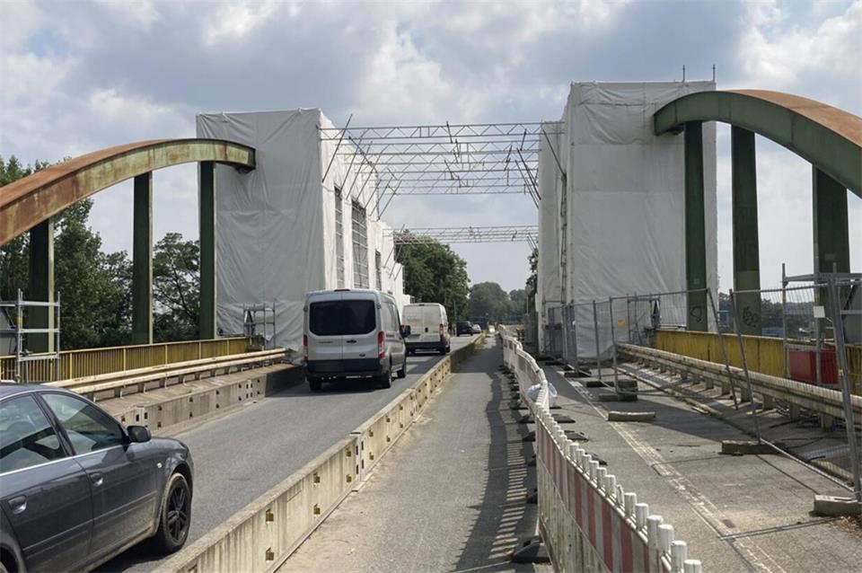 Die beidseitig eingerüstete Drewer Brücke in Marl-Brassert ist seit Sommer 2022 nur einspurig befahrbar. Eine Baustellenampel regelt den Verkehr. 