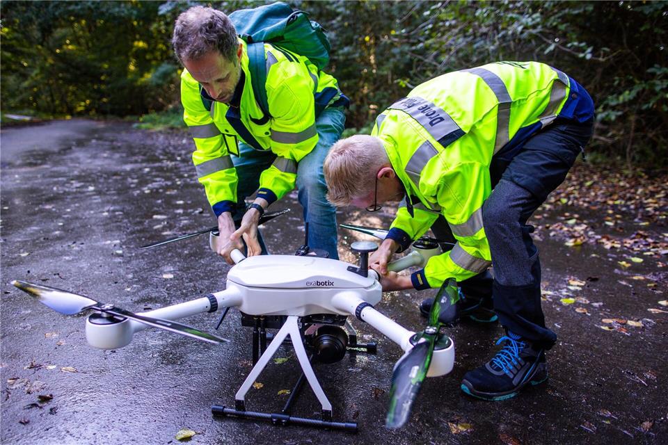 Die beim Projekt ADELE (Automatisierter Drohnen-Einsatz aus der Leitstelle) genutzte Drohne misst diagonal von Rotor- zu Rotorspitze mehr als 1,70 Meter. Jens Büttner/dpa
