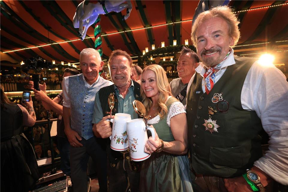 Wer sind die Wiesn-Promis? Die bekannte Riege der Wiesn-Promis - mit Schwarzenegger und Gottschalk.Karl-Josef Hildenbrand/dpa