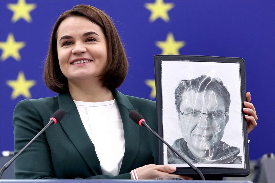 Die belarussische Oppositionsführerin Swetlana Tichanowskaja zeigt ein Bild von Andrzej Poczobut. Frederick Florin/AFP/dpa