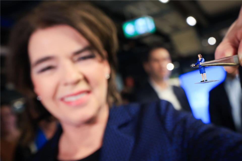 Die beliebte Moderatorin präsentiert die ARD-Nachrichtensendung im Hamburger Miniatur Wunderland (Archivbild).Christian Charisius/dpa