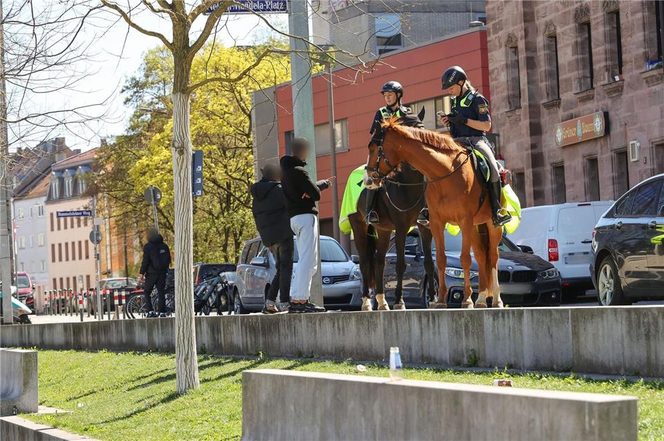 Die berittenen Polizistinnen kontrollieren während ihrer Streife Leute in dem Brennpunktviertel südlich des Hauptbahnhofs, die ihnen verdächtig erscheinen. Daniel Löb/dpa