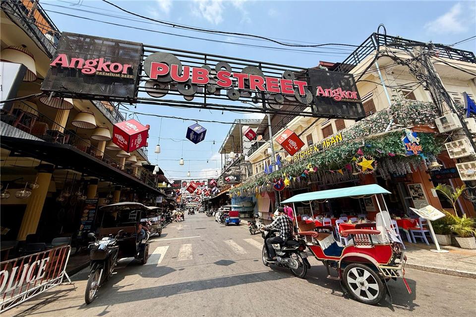 Die berühmte Pub Street in Siem Reap wirkt wie ausgestorben. Die Straße ist auch das Zentrum des Nachtlebens der kambodschanischen Kleinstadt.Carola Frentzen/dpa-tmn