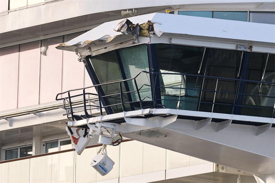 Die beschädigte „Mein Schiff 3“ muss in eine Werft.Sina Schuldt/dpa