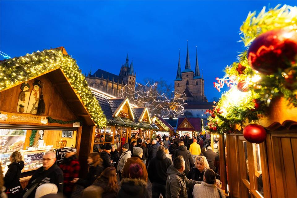 Die besondere Kulisse des Erfurter Weihnachtsmarktes zog in diesem Jahr mehr Menschen an als im Vorjahr. (Archivbild)Michael Reichel/dpa