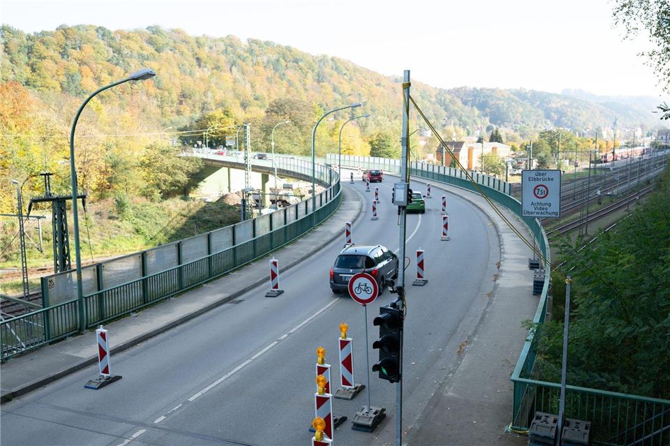 Die bestehende Brücke, die in Bad Schandau entlang der B172 über die Gleise führt, muss abgerissen werden. (Archivbild)Sebastian Kahnert/dpa