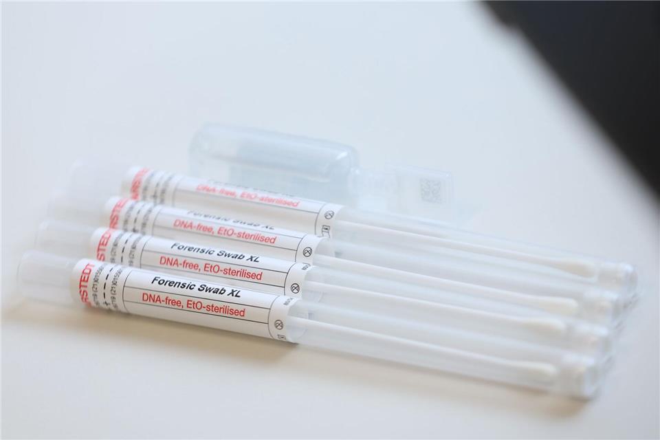 Die beteiligten Kliniken erhalten Sets für die vertrauliche Spurensicherung und schicken anschließend Proben und Beweismittel nach Halle. (Symbolbild)Karl-Josef Hildenbrand/dpa