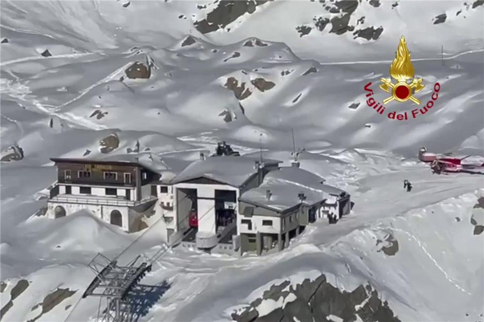 Die betroffene Seilbahn stammt ursprünglich aus dem Jahr 1962, war jedoch Anfang 2023 umfassend modernisiert worden.-/Vigili del Fuoco/dpa