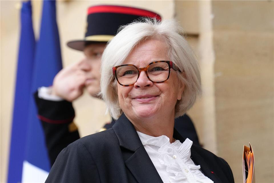 Schwerer Start für Regierung in Paris - Misstrauensanträge Die bisherige Arbeitsministerin Vautrin übernimmt die Leitung des Verteidigungsministeriums.Aurelien Morissard/AP/dpa
