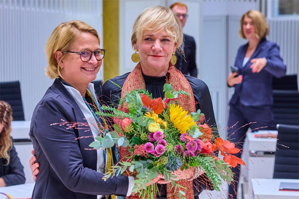 Die bisherige Bildungsministerin Simone Oldenburg (Linke, Bildmitte) ist zur ersten Vizepräsidentin des Landtags gewählt worden. Jens Büttner/dpa