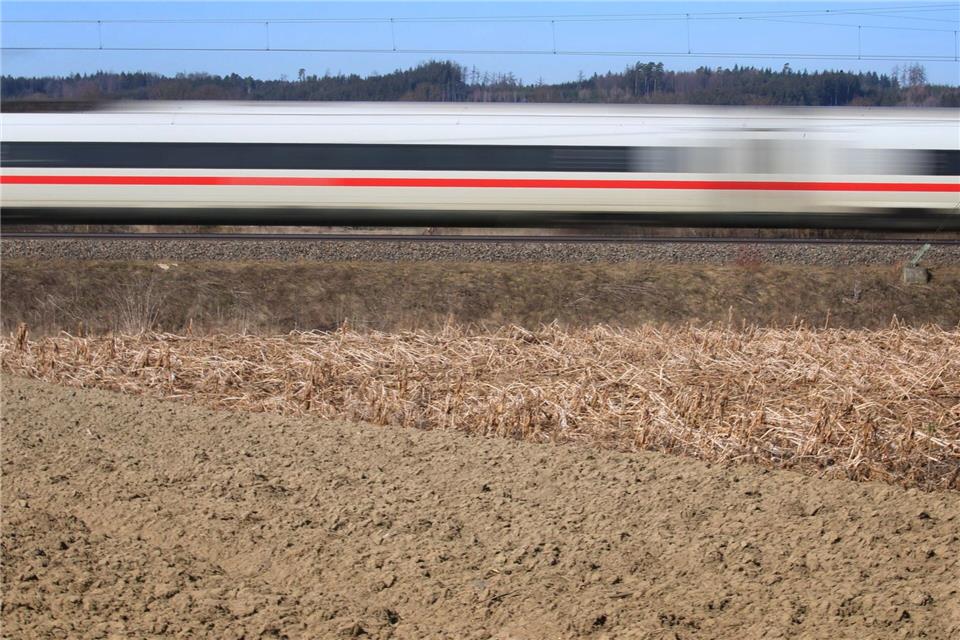 Die bisherige ICE-Strecke zwischen den benachbarten Großstädten Augsburg und Ulm soll durch eine neue Trasse ersetzt werden. (Archivbild)Karl-Josef Hildenbrand/dpa