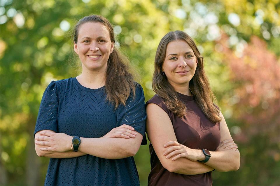 Die bisherige Landesvorsitzende Rebecca Ruppert (l) führt die rheinland-pfälzische Linke künftig gemeinsam mit Judith Huber, bislang Beisitzerin im Landesvorstand.Sascha Ditscher/dpa