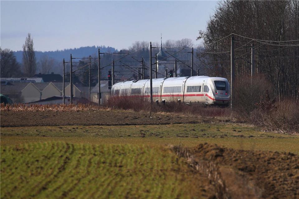 Die bisherige Strecke ist durch die doppelte Nutzung durch ICE und Regionalbahnen stark belastet. (Archivbild)Karl-Josef Hildenbrand/dpa