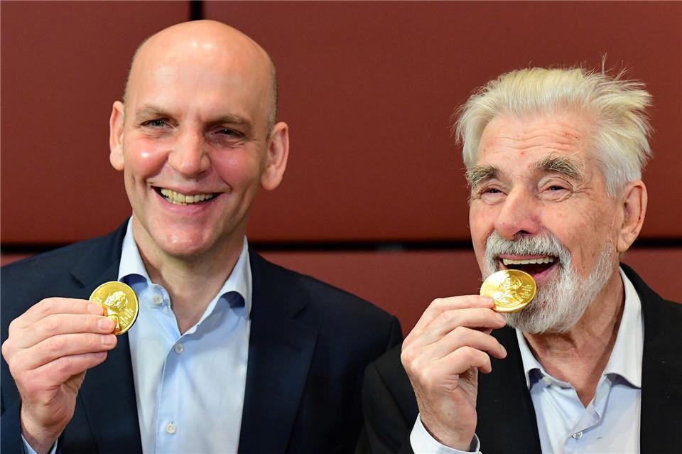 Die bislang letzten deutschen Nobelpreisträger: der Chemiker Benjamin List und der Physiker Klaus Hasselmann. (Archivbild)Tobias Schwarz/AFP-Pool/dpa
