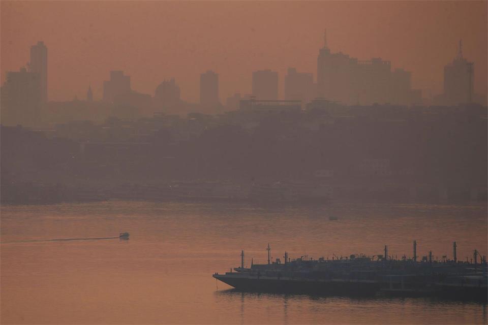 Die brasilianische Amazonas-Metropole Manaus ist von dichtem Rauch eingehüllt.Edmar Barros/AP/dpa