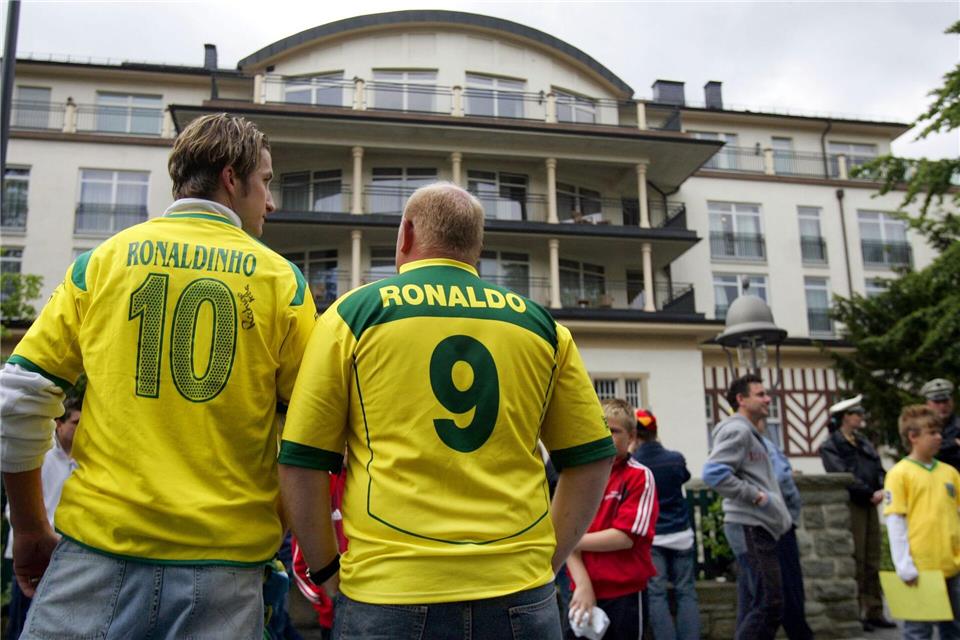 Die brasilianischen Fans warteten geduldig auf ihre Helden, die sich allerdings nicht blicken ließen. Frank May/dpa