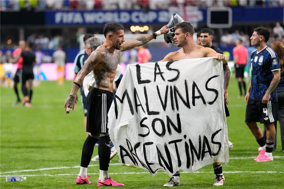 Die britische Regierung erwartet vom Weltfußballverband Fifa eine Untersuchung zum Zeigen des politischen Banners.Rebecca Blackwell/AP/dpa