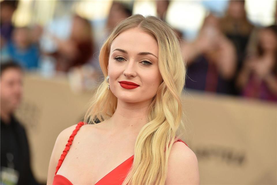 Die britische Schauspielerin Sophie Turner („Game of Thrones“) übernimmt für eine neue Serie die Rolle als Action-Heldin Lara Croft. (Archivbild)Jordan Strauss/AP/dpa