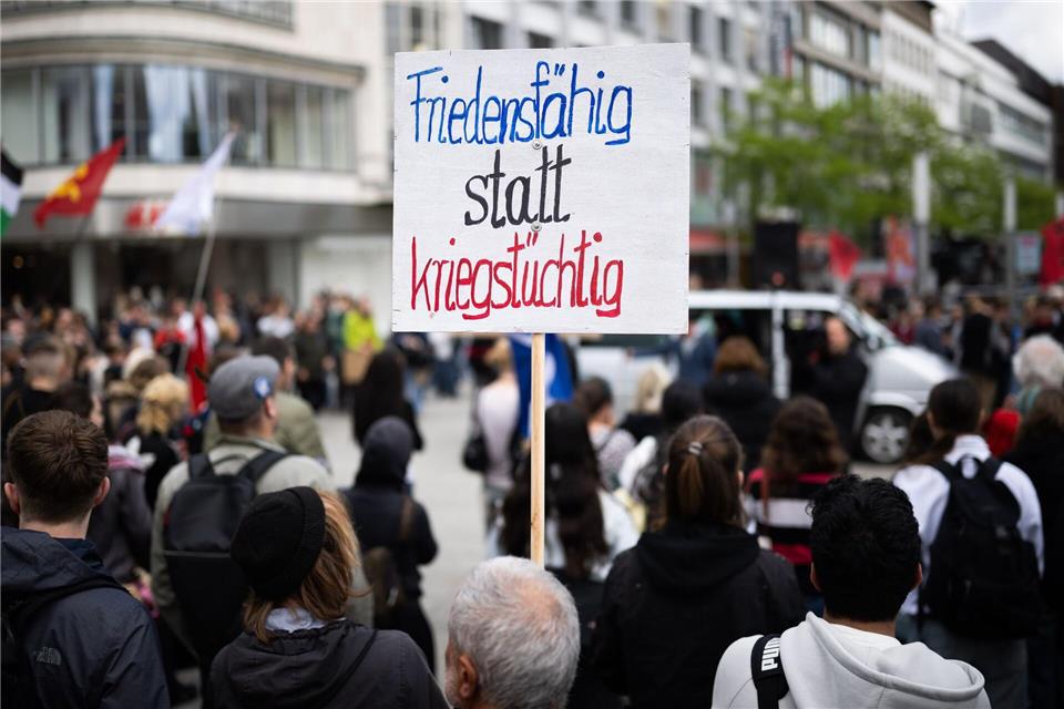 Die bundesweiten Proteste fanden am 81. Jahrestag des Endes des Zweiten Weltkriegs statt. In Hannover forderte ein Demonstrant Friedensfähigkeit statt Kriegstüchtigkeit.Julian Stratenschulte/dpa