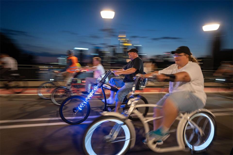 Die bunte Demo am Samstagabend soll auf den Bedarf an sicheren Radwegen hinweisen. (Archivbild)Frank Rumpenhorst/dpa