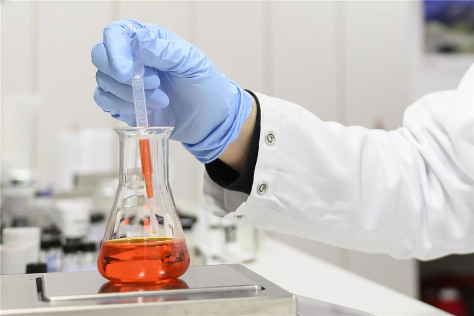 Die chemische Industrie ist eine der Schlüsselbranchen in Niedersachsen, steht aber zunehmend unter wirtschaftlichem Druck. (Symbolbild)Swen Pförtner/dpa