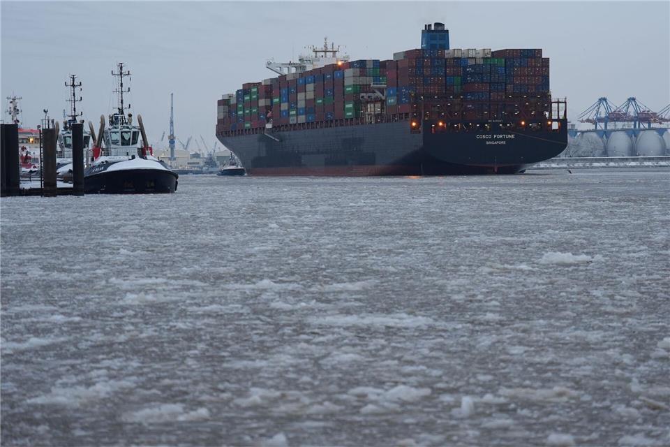Die chinesische Staatsreederei Cosco darf 80 Prozent der Hamburger Spedition Konrad Zippel übernehmen. (Archivbild) Marcus Brandt/dpa