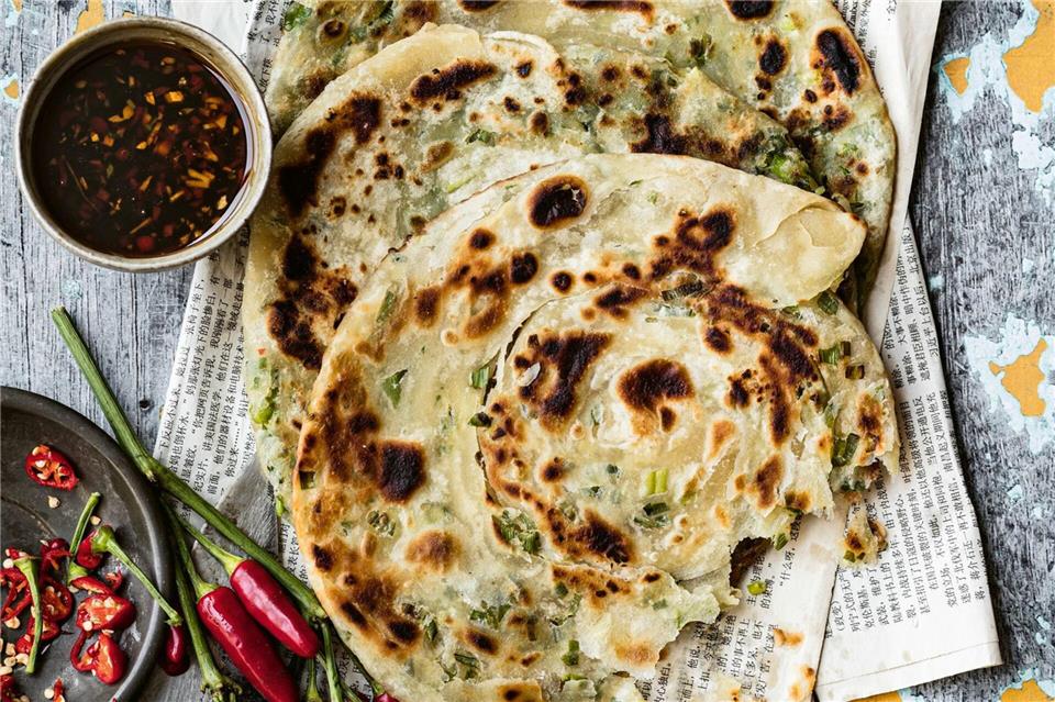 Die chinesischen Frühlingszwiebel-Pfannkuchen lassen sich gut als Snack, Vorspeise oder als Beilage genießen.Wolfgang Schardt/Becker Joest Volk Verlag/dpa-tmn