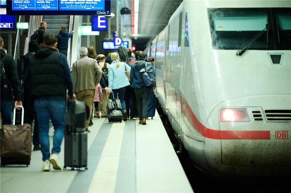Die chronischen Pannen bei der Bahn haben Auswirkungen: Laut einer Umfrage meiden viele Menschen die Züge. (Symbolbild)Annette Riedl/dpa