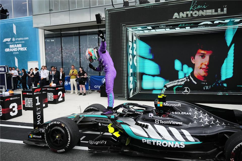 Die coole Pose eines Siegers: Kimi Antonelli in Miami.Rebecca Blackwell/AP/dpa
