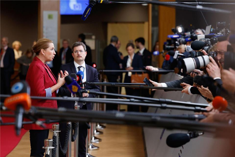 EU-Gipfel beginnt mit Beschluss für Russland-Sanktionen Die dänische Ministerpräsidentin Mette Frederiksen konnte beim EU-Gipfel den Durchbruch bei den Verhandlungen feiern. Ihr Land hat derzeit die EU-Ratspräsidentschaft inne.Geert Vanden Wijngaert/AP/dpa