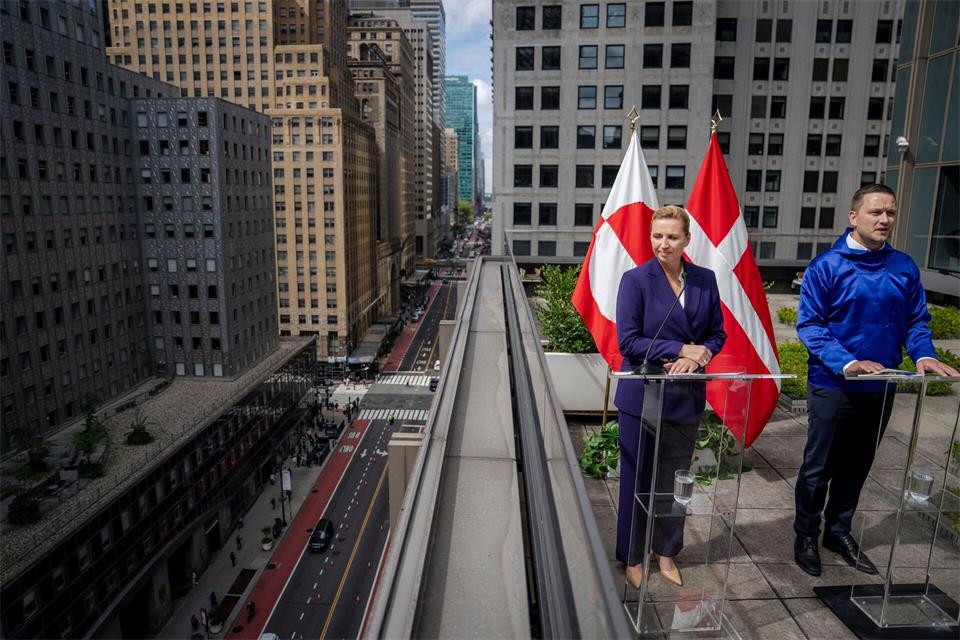 Die dänische Ministerpräsidentin Mette Frederiksen und der grönländische Regierungschef Jens-Frederik Nielsen halten auf dem Dach der dänischen UN-Vertretung in New York eine Pressekonferenz ab.Mads Claus Rasmussen/Ritzau Scanpix/AP/dpa
