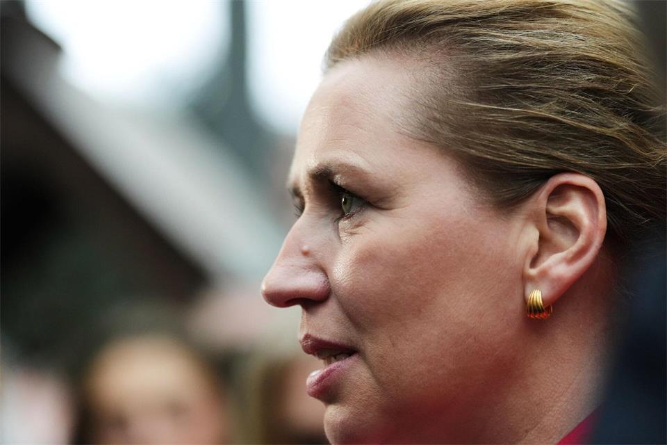 Die dänische Regierungschefin Mette Frederiksen gefällt sich so, wie sie ist. (Archivbild)Sergei Grits/AP/dpa