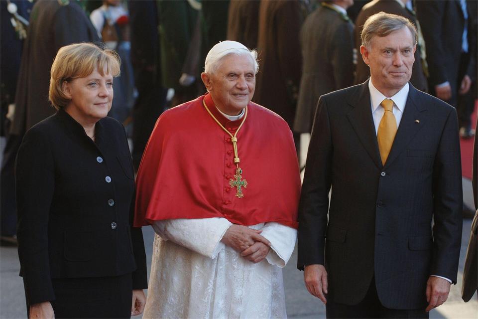 Die damalige Bundeskanzlerin Angela Merkel und der damalige Bundespräsident Horst Köhler trafen den Papst 2006 in München. (Archivbild)picture-alliance/ dpa