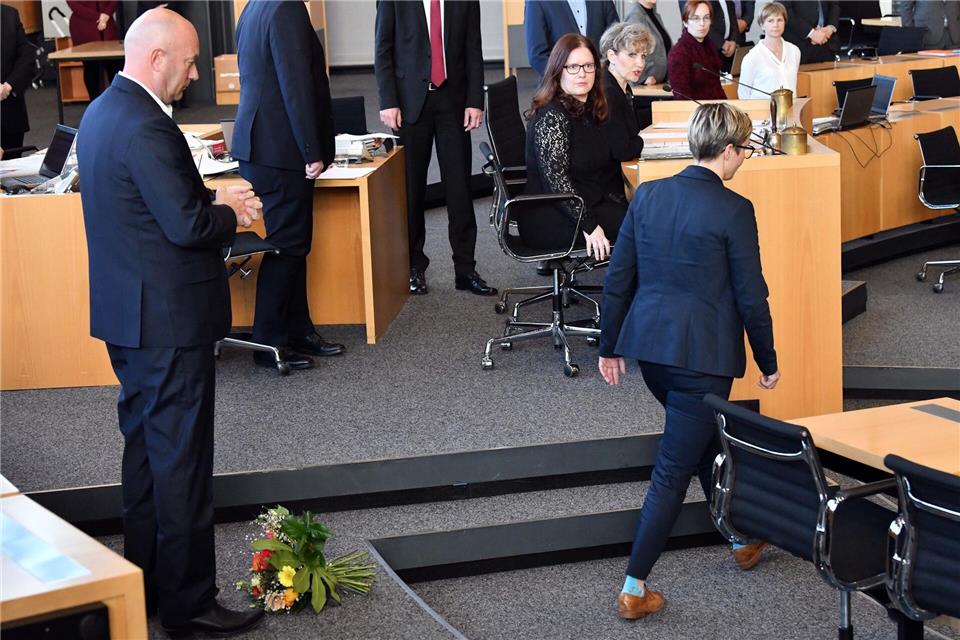 „Auseinanderentwickelt“: Ex-MP Kemmerich verlässt die FDP Die damalige Linke-Fraktionschefin Susanne Hennig-Wellsow warf Thomas Kemmerich (damals FDP) einen Blumenstrauß vor die Füße, nachdem er sich mit AfD-Stimmen zum Ministerpräsidenten hat wählen lassen. (Archivbild)Martin Schutt/dpa-Zentralbild/dpa