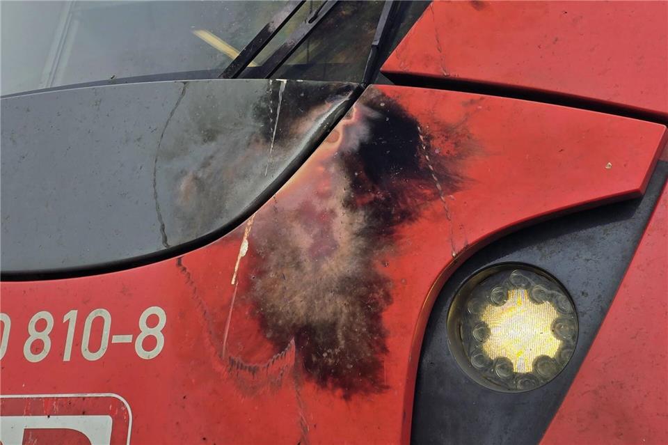 Die defekte Oberleitung hat sichtbare Spuren am Triebwagen hinterlassen. -/Feuerwehr Haan/dpa