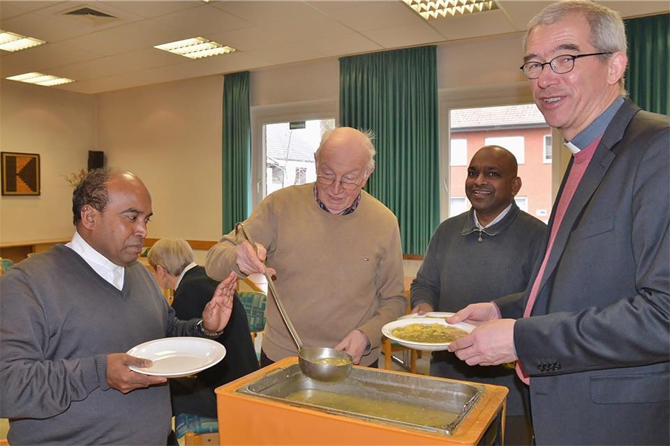 Die deftige Erbesensuppe kam bei den Gästen gut an. Der Erlös der Aktion wird gespendet.