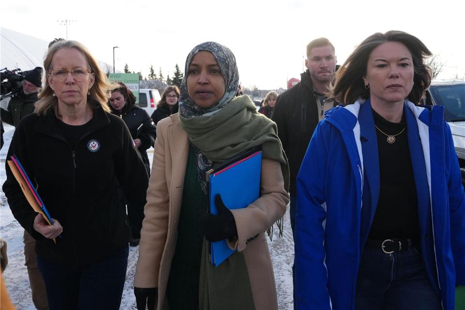 Die demokratische Abgeordnete Ilhan Omar fordert wegen des rabiaten Einsatzes der Sicherheitskräfte des Bundes den Rücktritt von Heimatschutzministerin Kristi Noem. (Archivbild)Adam Gray/FR172090 AP/dpa