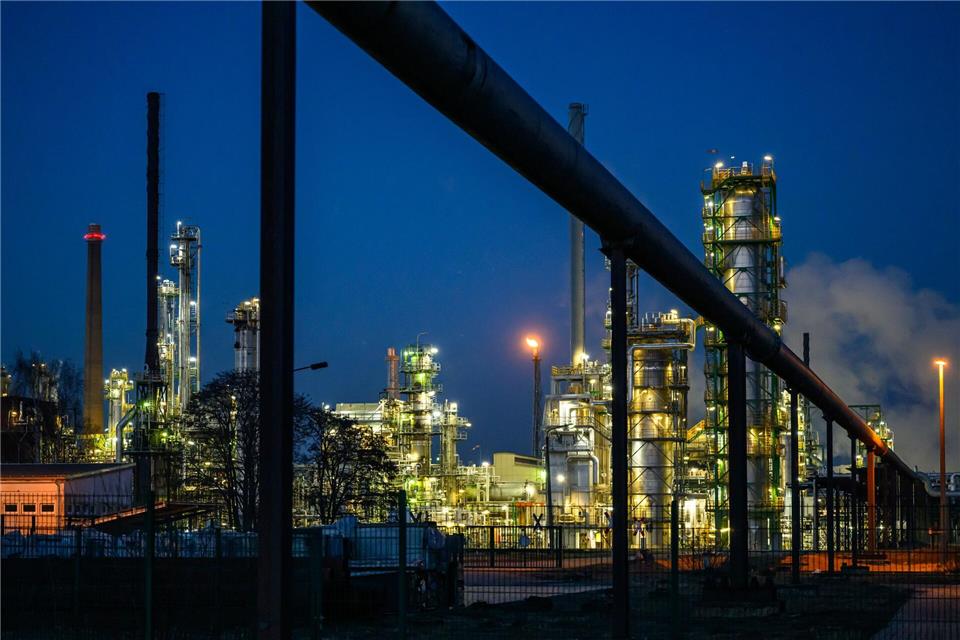 Die den Nordosten Deutschlands mit Treibstoff versorgende PCK Schwedt wird ab Mai nicht mehr auf kasachisches Öl aus der Pipeline Druschba zurückgreifen können. (Archivbild)Patrick Pleul/dpa